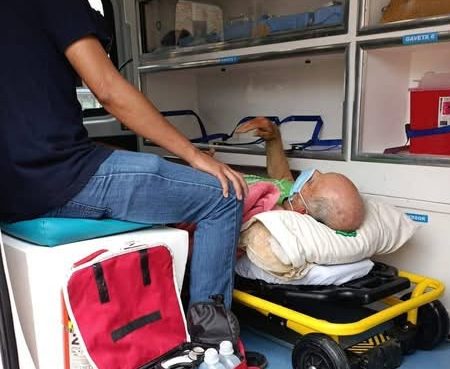 Rescatan a adulto mayor que cayó en un barranco