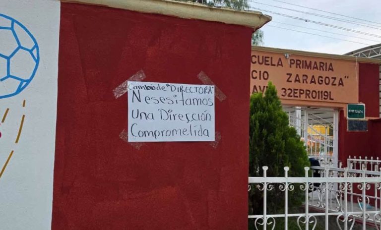 Toman escuela; exigen destituir directora
