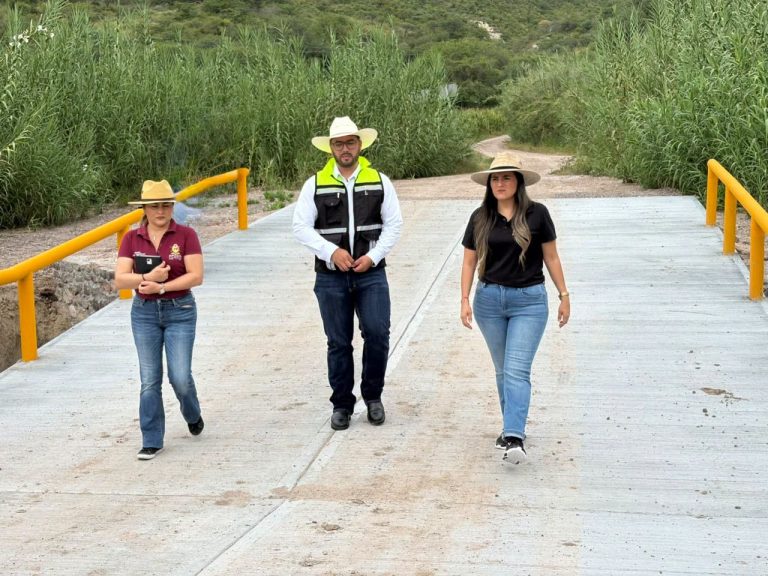Supervisan avance del puente-vado en San Nicolás