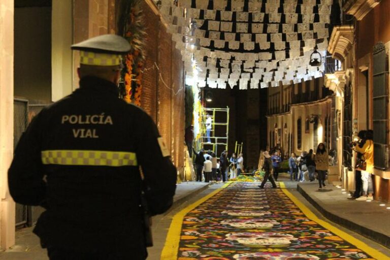 Despliegan operativo vial y de seguridad por Desfile de Día de Muertos