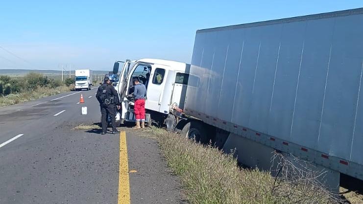Tractocamión se sale de la carretera; solo hay daños materiales