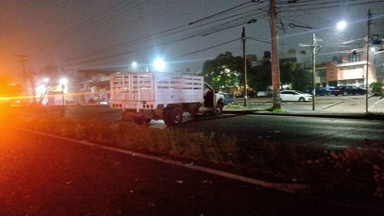 Choca camioneta de limpieza capitalina; el operador resulta lesionado