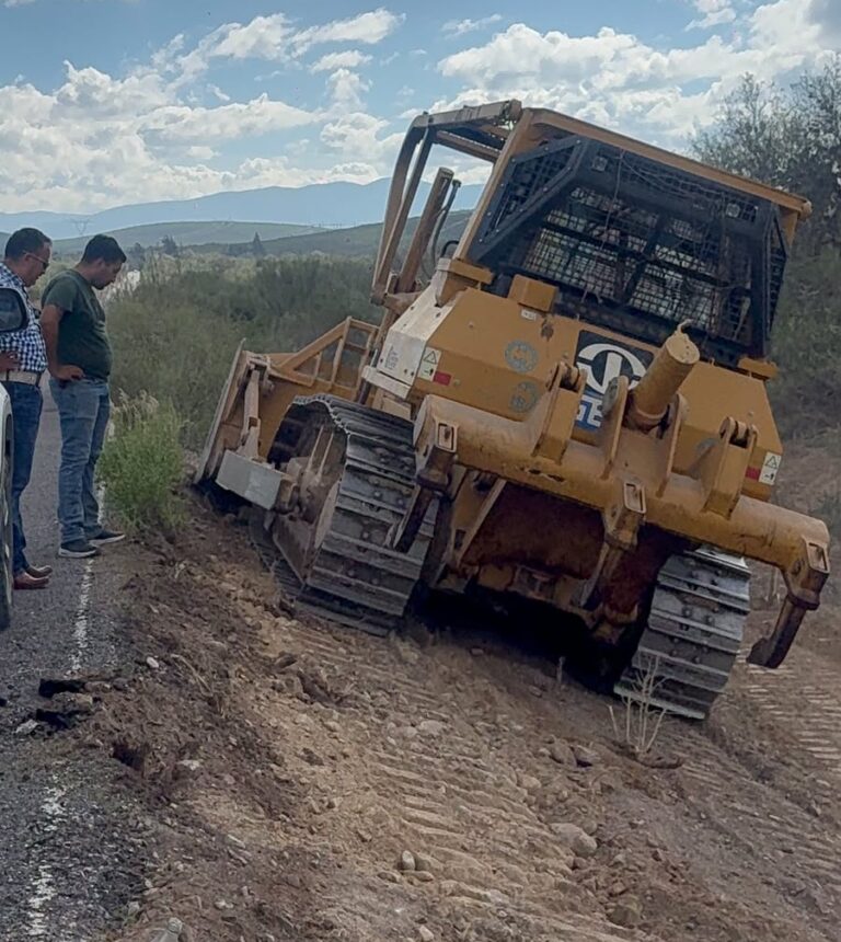 Avanza desmonte en vía a El Salvador