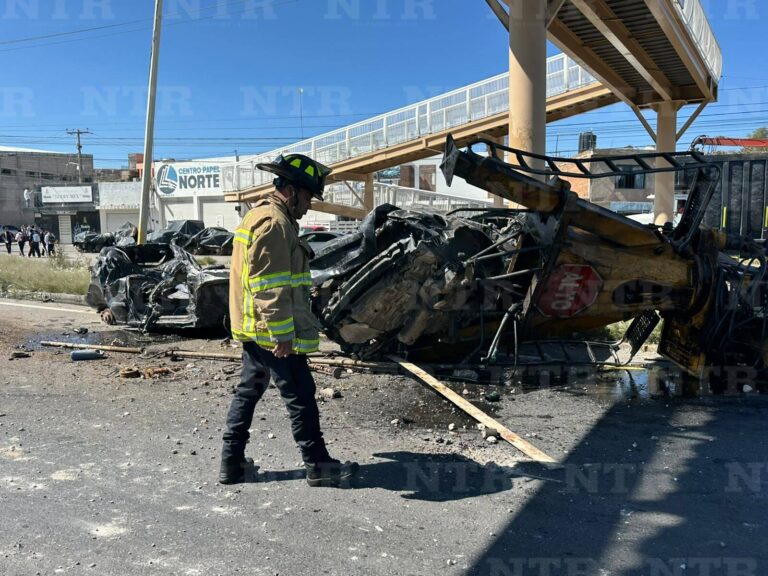 Choca grúa con puente peatonal en Guadalupe