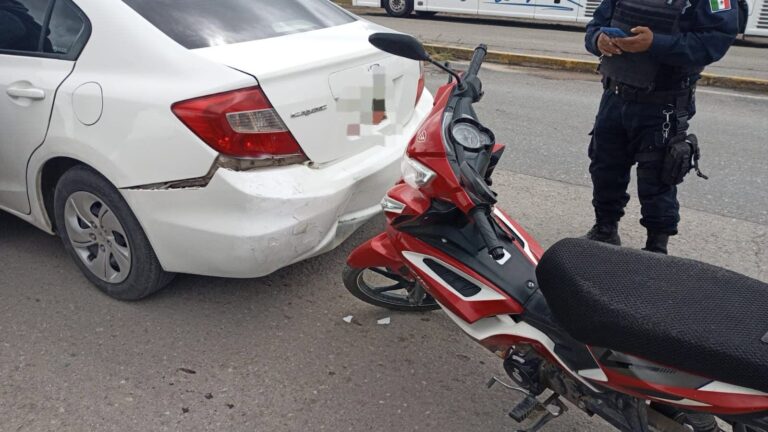 Chocan moto y auto por alcance; hay 2 heridos
