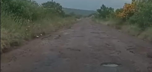 Esquivan baches mientras estado presume carreteras
