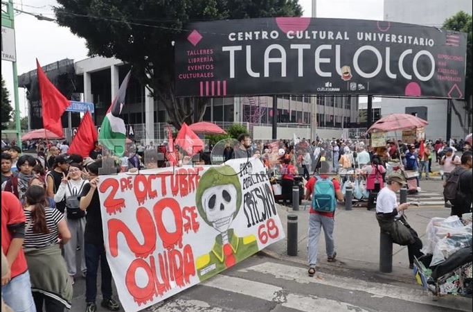Se confrontan policías y manifestantes en Metro Tlatelolco