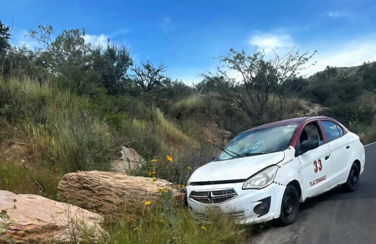 Se sale del camino y choca con piedras