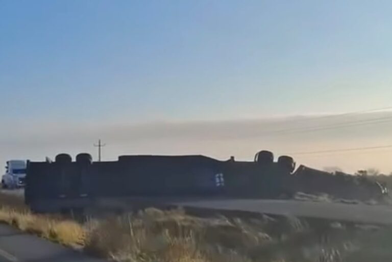 Se vuelca quinta rueda en la federal 54