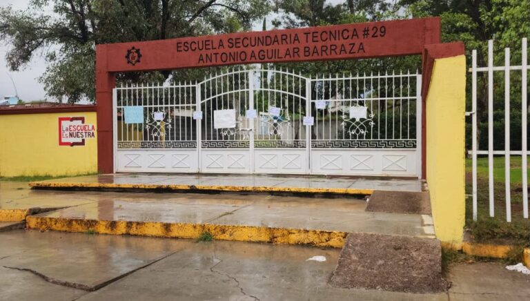 Padres y alumnos toman escuela; exigen un director