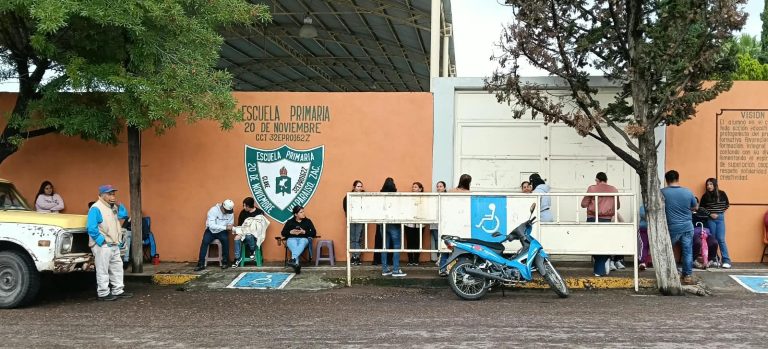 Toman primaria 20 de Noviembre; exigen un director