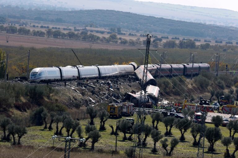 Un choque entre dos trenes deja al menos 64 muertos y 80 heridos
