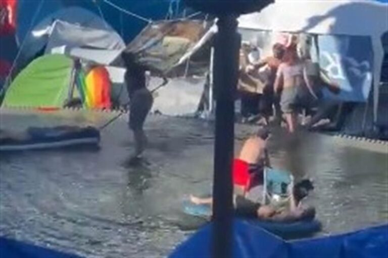 Usan acampados fuente de Madrid como piscina